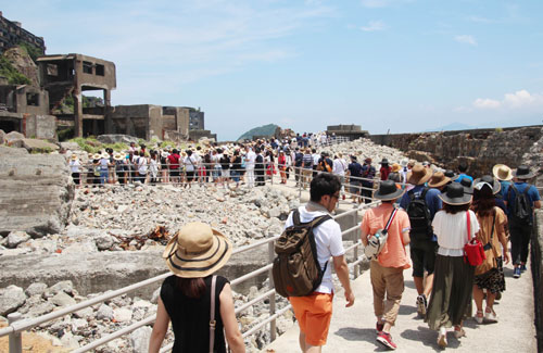 세계문화유산 등재 후, 군함도는 관광객이 3배로 늘어나는 등 일본의 진실왜곡이 이어지고 있다/ ⓒ서경덕 제공
