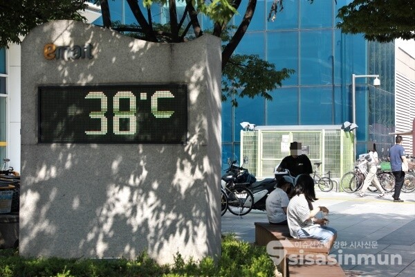 온도계가 38도를 나타내고 있다. [사진 / 오훈 기자]