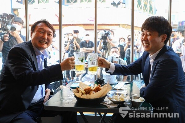이준석 국민의힘 대표와 윤석열 전 검찰총장이 25일 오후 서울 광진구 건대 맛의 거리에 있는 치킨집에서 치맥회동을 하고 있다.사진 / 이강산 기자