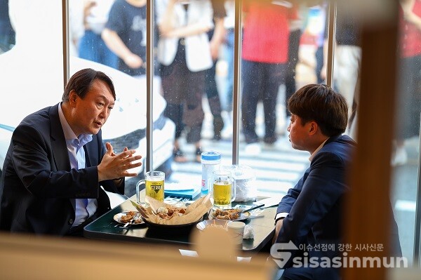 이준석 국민의힘 대표와 윤석열 전 검찰총장이 25일 오후 서울 광진구 건대 맛의 거리에 있는 치킨집에서 치맥회동을 하고 있다.사진 / 이강산 기자