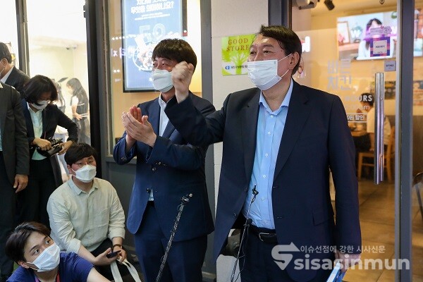 이준석 국민의힘 대표와 윤석열 전 검찰총장이 25일 오후 서울 광진구 건대 맛의 거리에 있는 치킨집에서 치맥회동을 마치고 취재진과의 질의응답하고 있다.사진 / 이강산 기자