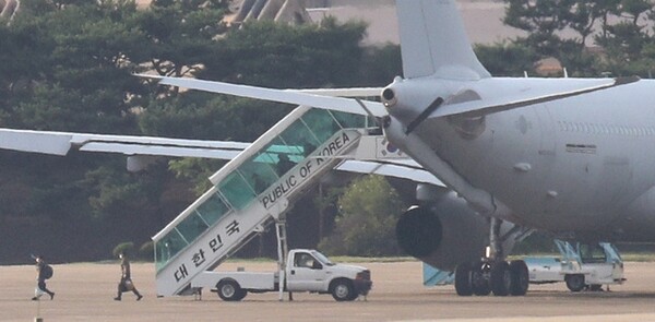 해외파병 중 코로나19가 집단발병한 청해부대 제34진 장병들이 공군 다목적 공중급유수송기 KC-330 '시그너스'를 타고 20일 오후 경기 성남시 서울공항에 도착, 기내에서 내려 차량으로 이동하고 있다 / ⓒ뉴시스DB