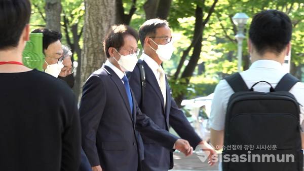 '해직교사 특별채용 논란'에 연루된 조희연 서울시교육감이 피의자 신분으로 조사받기 위해 27일 오전 경기 과천시 정부과천청사 고위공직자범죄수사처(공수처)로 출석하고 있다.