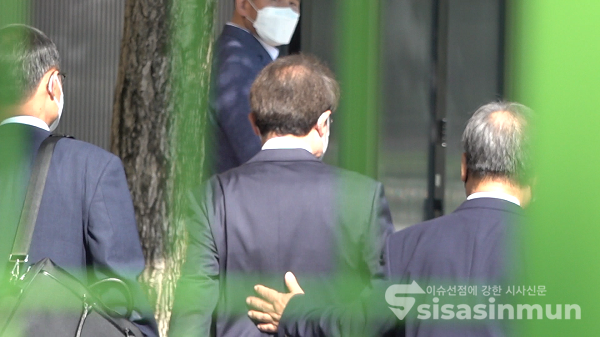 '해직교사 특별채용 논란'에 연루된 조희연 서울시교육감이 피의자 신분으로 조사받기 위해 27일 오전 경기 과천시 정부과천청사 고위공직자범죄수사처(공수처)로 출석하고 있다.