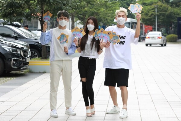 아웃렛 안성훈·박성연·영기가 취재진에게 포즈를 취하고 있다. [사진 / 오훈 기자]