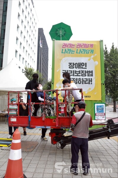 전국장애인차별철폐연대 관계자들이 컨테이너 1인시위를 하고 있다. [사진 / 오훈 기자]