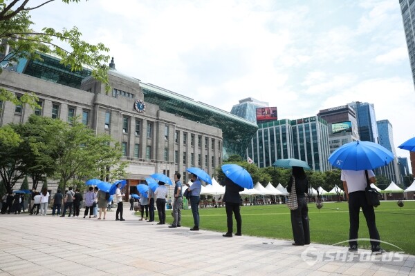 코로나19 확진 4차 대유행이 한참이던 지난 20일 서울광장 앞에 코로나19 진단 검사를 받기 위해 길게 줄이 늘어서 있다. (사진 / 오훈 기자)