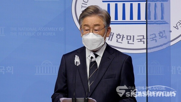 이재명 경기도지사가 3일 국회 소통관에서 기자회견을 하고 있다. 사진 / 권민구 기자