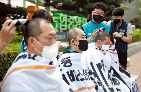 농협유통노조 관계자들이 삭발식을 하고 있다. [사진 /오훈 기자]
