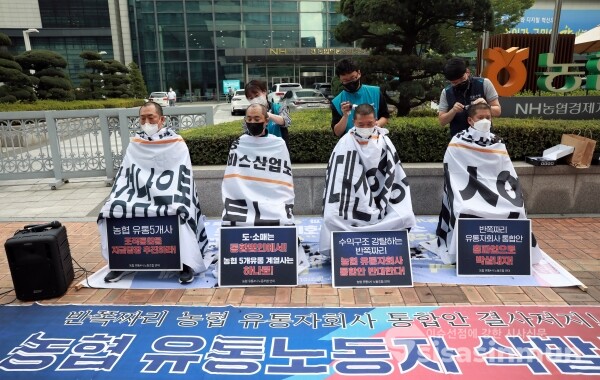 농협유통노조 관계자들이 삭발식을 하고 있다. [사진 /오훈 기자]