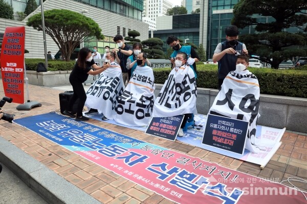 농협유통노조 관계자들이 삭발식을 하고 있다. [사진 /오훈 기자]