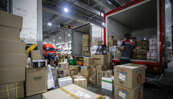 서울 송파구 서울복합물류센터에서 택배 관계자들이 분류 작업을 하고 있다 / ⓒ뉴시스DB