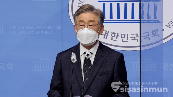 더불어민주당 대권 주자인 이재명 경기도지사가 지난 3일 서울 여의도 국회 소통관에서 기본주택 공약을 발표하고 있다.사진 / 권민구 기자