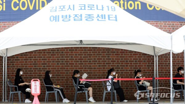 고3 학생들과 교직원 등 백신 접종 대상장들이 대기하고 있다. [사진 / 오훈 기자]