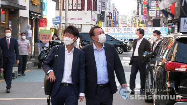 국민의힘 이준석 대표와 윤석열 전 검찰총장이 지난 7월 25일 오후 서울 광진구 건대 맛의거리에서 '치맥회동'을 하기 위해 회동장소로 이동하고 있는 모습. 사진 / 이강산 기자