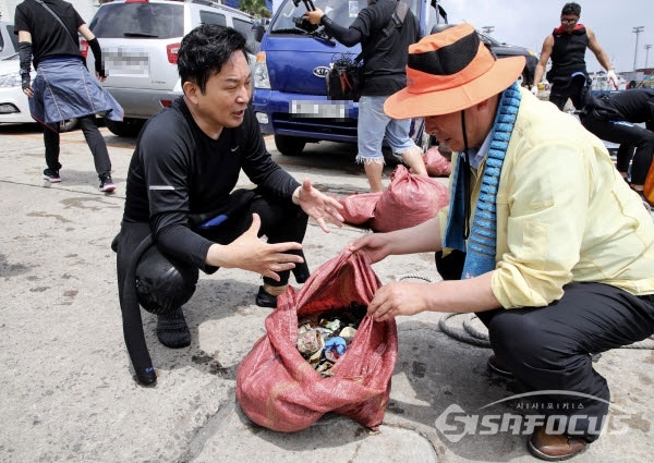 지난 7월 해양쓰레기 정화활동 당시 원희룡 전 제주도지사 모습 / ⓒ제주도청-시사포커스DB