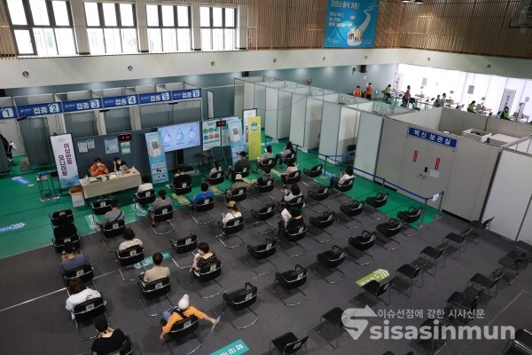 백신 접종 마치고 대기하는 시민들 [사진 / 오훈 기자]