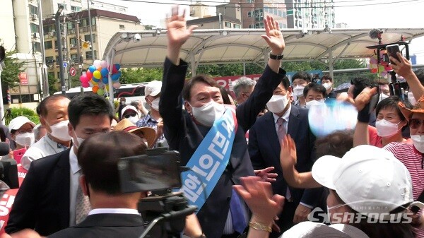 국민의힘 대권주자인 윤석열 전 검찰총장이 3일 오후 서울 은평구 응암역 앞에서 은평갑 당원협의회 소속 당원들과 함께 국민의힘 당원 가입을 독려하는 홍보 활동을 하고 있다. 사진 / 이강산 기자