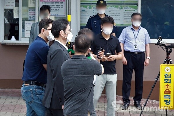 이재용 부회장이 인터뷰를 마치고 떠나고 있다. [사진 /오훈 기자]