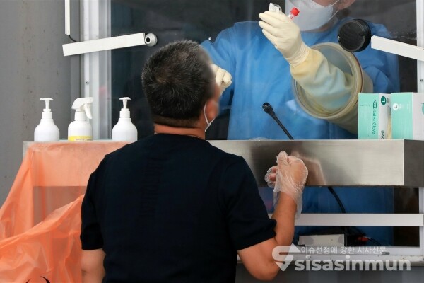 시민들이 코로나19 검사를 받고 있다. [사진 / 오훈 기자]