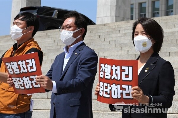 정의당·방송기자연합회·전국언론노동조합·한국기자협회·한국PD연합회 관계자들이 기자회견을 하고 있다. [사진 / 오훈 기자]