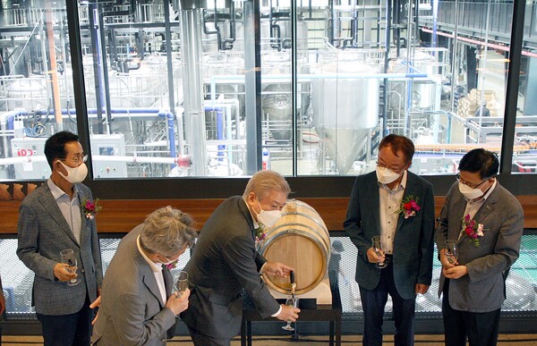 교촌에프앤비가 '문베어브루잉' 개장식을 진행했다. 소진세 교촌에프앤비 회장(왼쪽 세번째)과 여창우 교촌치킨 가맹점소통위원회 회장 (오른쪽 두번째)을 비롯한 참석자들이 시음 맥주를 따르고 있다.ⓒ교촌