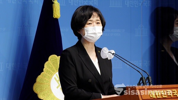 정의당 이정미 전 대표가 23일 서울 여의도 국회 소통관에서 대통령 출마를 공식 선언하고 있다. 사진 / 권민구 기자