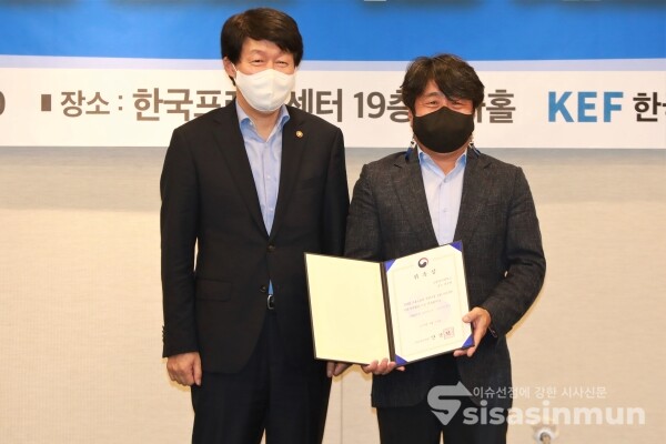 안경덕 장관이 권순원 숙명여자대학교 교수에게 위촉장을 수여하고 기념촬영을 하고 있다. [사진 /오훈 기자]