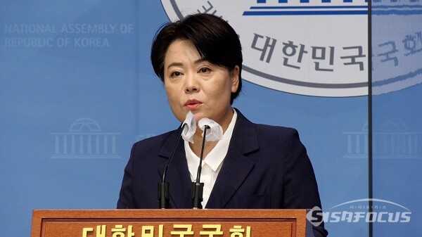 국민의힘 대선 예비후보인 윤희숙 의원이 25일 국회 소통관에서 기자회견을 열고 지난 23일 권익위에서 조사 발표한 부친의 농지법 위반 의혹과 관련해 의원직 사퇴와 대선 불출마 선언을 하고 있다. 사진 / 권민구 기자