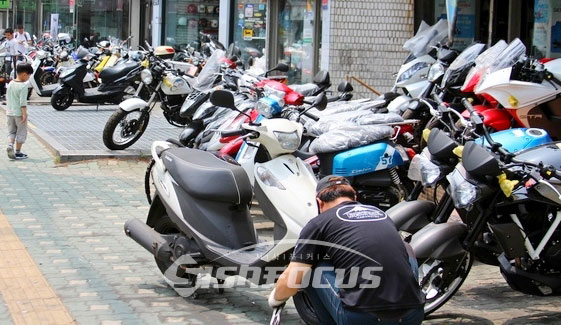 사진은 서울 충무로에 형성된 오토바이 상가 전경. 사진 / 정수남 기자