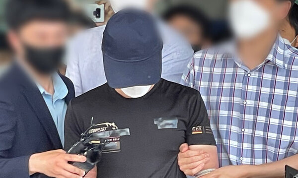 20개월 여아 학대 살해 및 사체유기 등 혐의를 받는 피의자 A(26)씨가 대전지법에서 영장 실질 심사를 받을 당시 모습 / ⓒ뉴시스DB