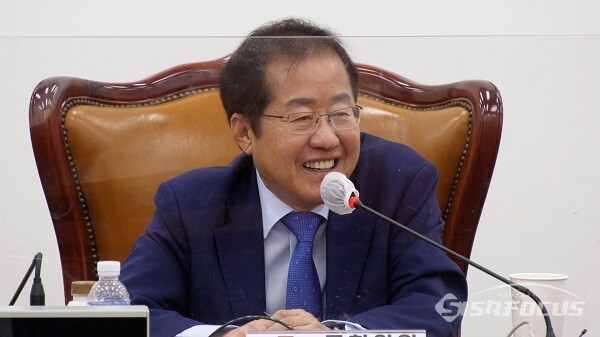국민의힘 홍준표 의원이 지난 6월 30일 오전 서울 여의도 국회에서 열린 국민의힘 초선 의원 모임인 '명불허전보수다'에서 '정상국가로 가는 길'이란 주제로 강연하는 중에 활짝 웃고  있다. 사진 / 권민구 기자