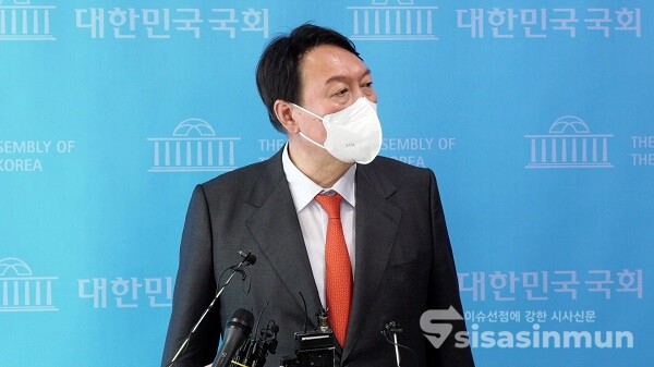 윤석열 전 검찰총장이 8일 오후 국회 소통관에서 긴급기자회견을 열고 발언하고 있다. 사진 / 권민구 기자