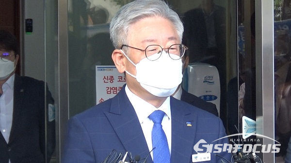 이재명 경기도지사의 '형수욕설' 논란이 다시 도마위에 오르자 이재명캠프가 이를 옹호하며 방어전을 펼쳤다. 시사포커스DB