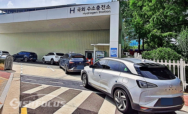 국회에 설치된 수소충전소에 수소전기차들이 수소충전을 위해 길게 줄을 서있는 모습(사진 / 강민 기자)
