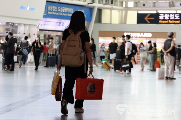 귀성객들이 열차에 탑승하기 위해 이동하고 있다. [사진 / 오훈 기자]