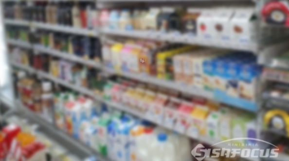 원유가 인상 두달 만에 서울우유가 가격인상 압박을 못견디고 다음달 부터 우유가격을 인상키로 했다. 매일·남양유업도 도미노 인상 가능성이 있어 밀크플레이션이 시작 될 것으로 예측되고 있다. ⓒ시사포커스DB