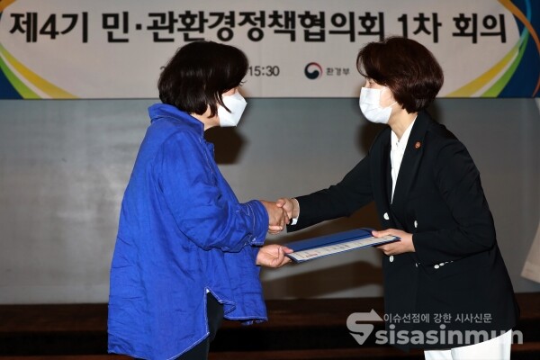 한정애 환경부 장관이 김미화 민간위원장에게 위촉장을 수여하고 있다. [사진 / 오훈 기자]