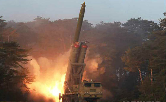 지난해 3월 북한 인민군 전선 장거리포병구분대들의 화력타격훈련 당시 모습 / ⓒ뉴시스-노동신문