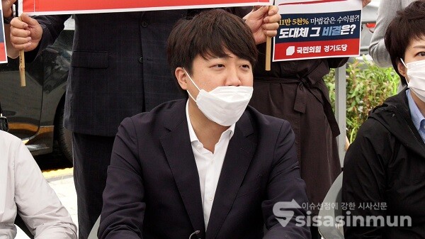 이준석 국민의힘 대표가 29일 경기도 성남시 대장동 개발사업 현장에서 '주민 간담회'를 가지며 '대장동 개발 특혜 비리 의혹'과 관련하여 '특검 도입'을 촉구했다. 사진 / 권민구 기자