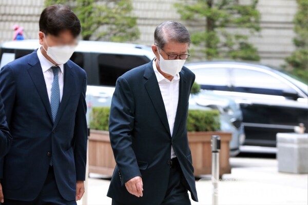 최신원 SK네트웍스 회장이 서울중앙지법에 출석하고 있다. [사진 / 오훈 기자]