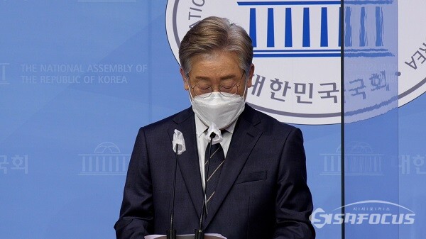 더불어민주당 대권 주자인 이재명 경기도지사가 3일 서울 여의도 국회 소통관에서 기본주택 공약을 발표하고 있다. 사진 / 권민구 기자