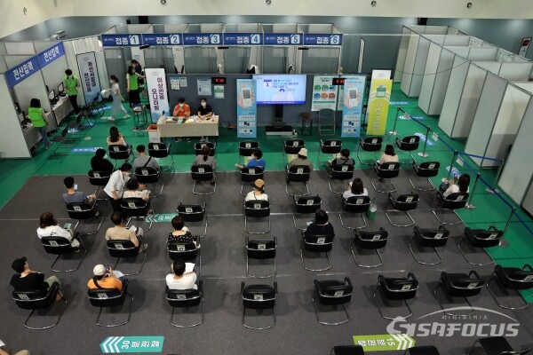 백신 접종을 마치고 대기하고 있다. [사진 / 오훈 기자]