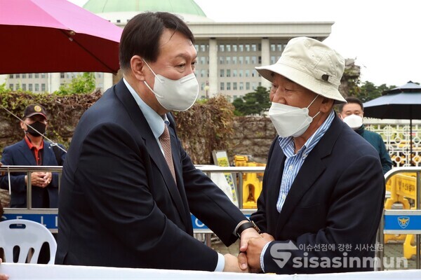 윤석열 전 검찰총장이 이재오 비상시국연대 상임의장을 만나고 있다. [사진 / 오훈 기자]