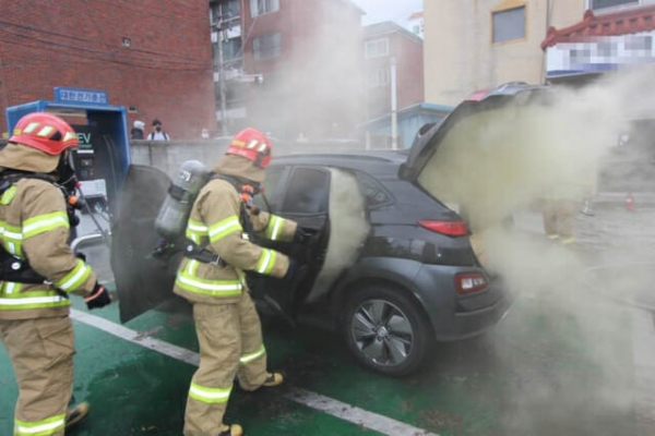 전기차에서 난 화재를 진압하고 있는 소방대원들 / ⓒ대구달서소방서