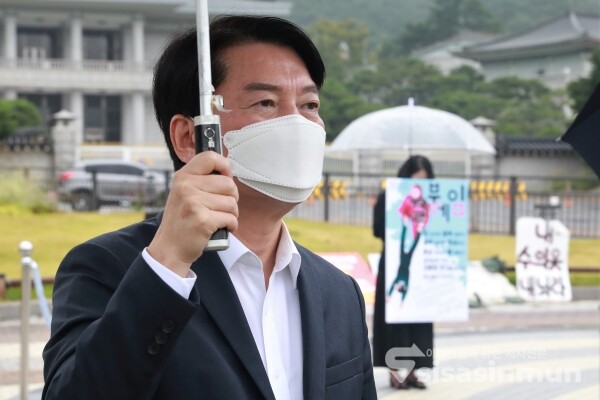 안철수 대표가 북한군에 피살된 해양수산부 공무원의 유족의 1인시위 현장을 찾아위로 하고 있다. [사진 / 오훈 기자]