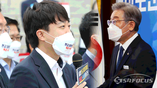 이준석 국민의힘 대표(좌)와 더불어민주당 대선후보가 된 이재명 경기도지사(우). 시사포커스DB