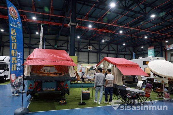 참관객들이 참가기업 부스를 방문하고 있다. [사진 / 오훈 기자]
