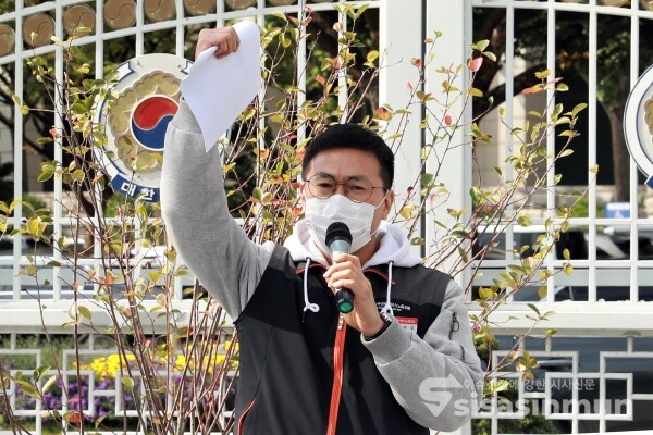 카드사노동조합협의회·전국사무금융서비스노동조합·전국금융산업노동조합 관계자들이 기자회견을 하고 있다. [사진 /오훈 기자]