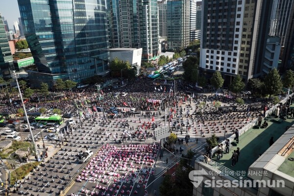 민주노총 조합원들이 총파업 집회를 위해 서대문역에 집결하고 있다. [사진 /오훈 기자]